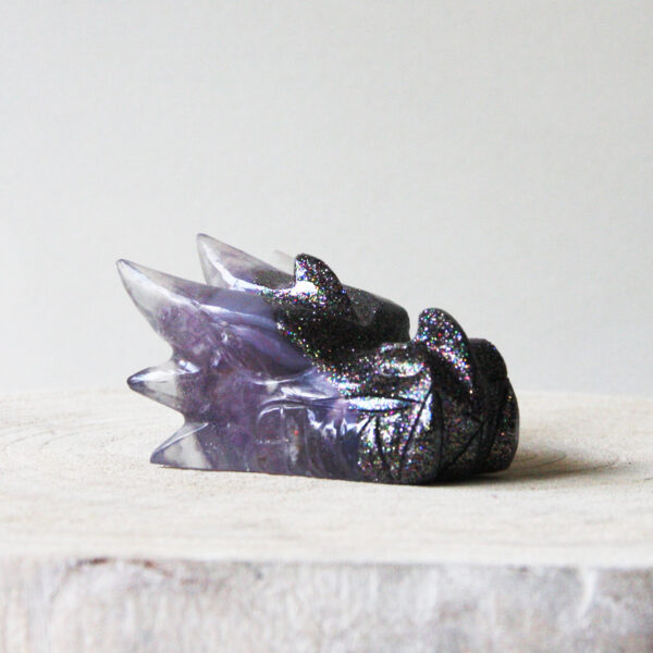 Orgonite drakenschedel met Amethist en Lepidoliet 33 - Afbeelding 2