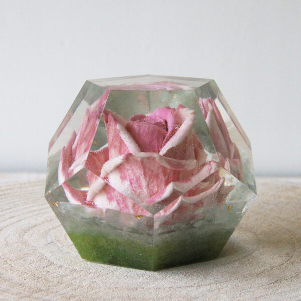Roze orgonite roos in dodecaëder 18