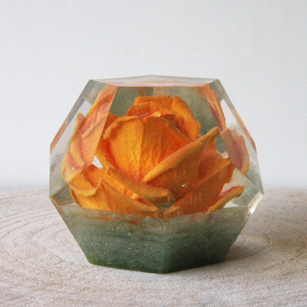 Oranje orgonite roos in dodecaëder 15