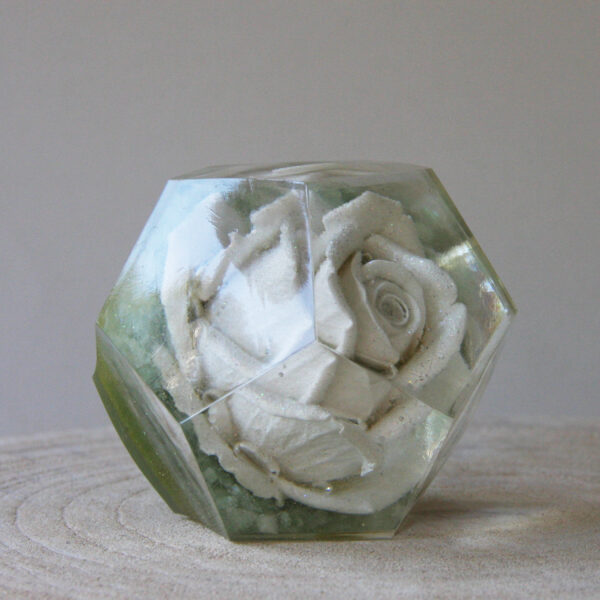 Witte orgonite roos in dodecaëder 2 - Afbeelding 3