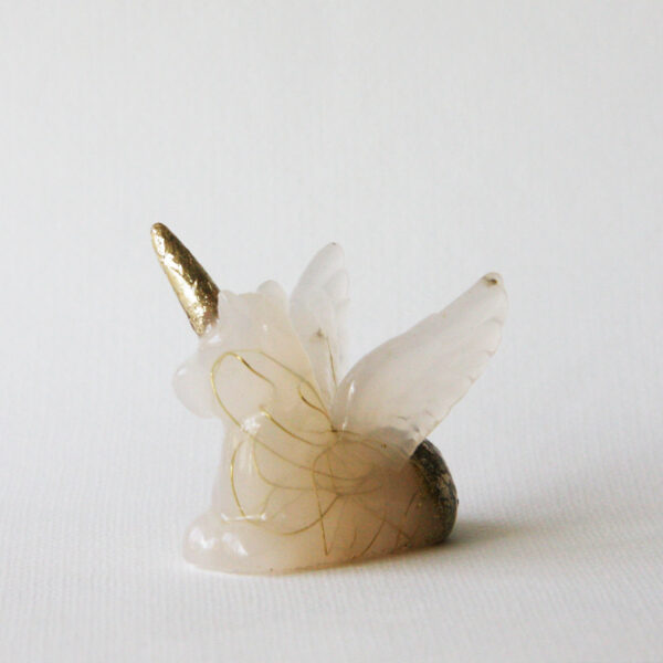 Orgonite Unicorn met Seleniet, Rozenkwarts en Morganiet 4 - Afbeelding 4