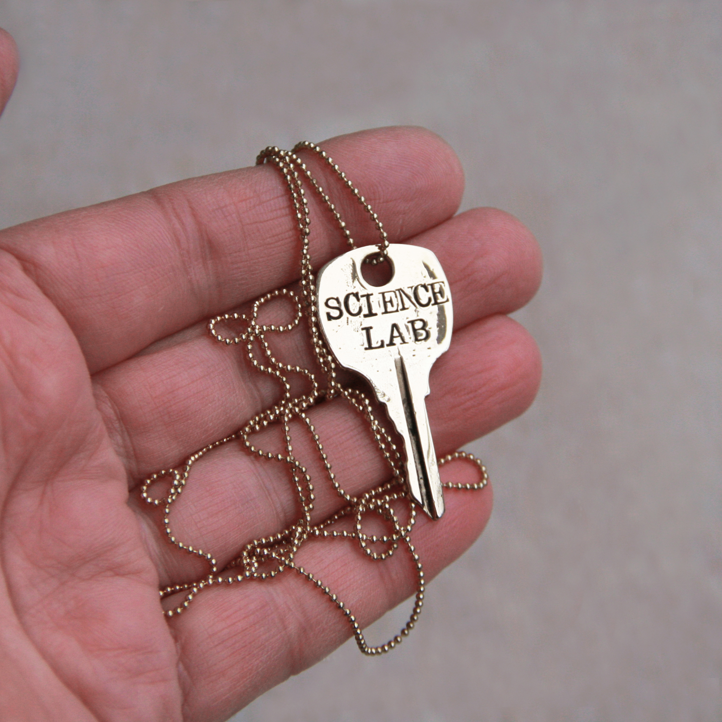 Bronzen sleutel Science Lab - Afbeelding 2